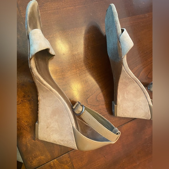 Tory Burch size 7.5 wedge sandal - Picture 4 of 5